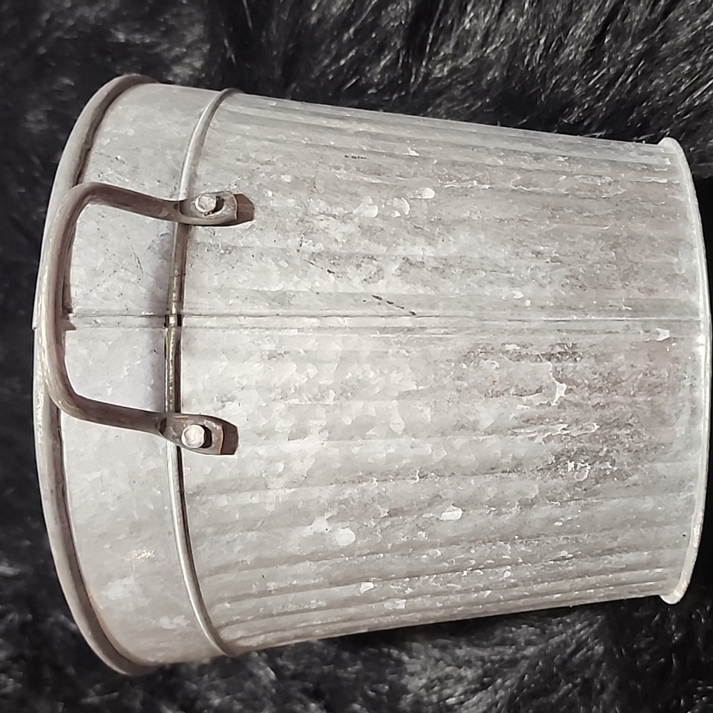 Galvanized Small Planter Classic Collection. - Picture 6 of 8
